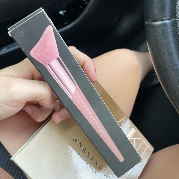 Fenty beauty highlight brush - Picture 2 of 5